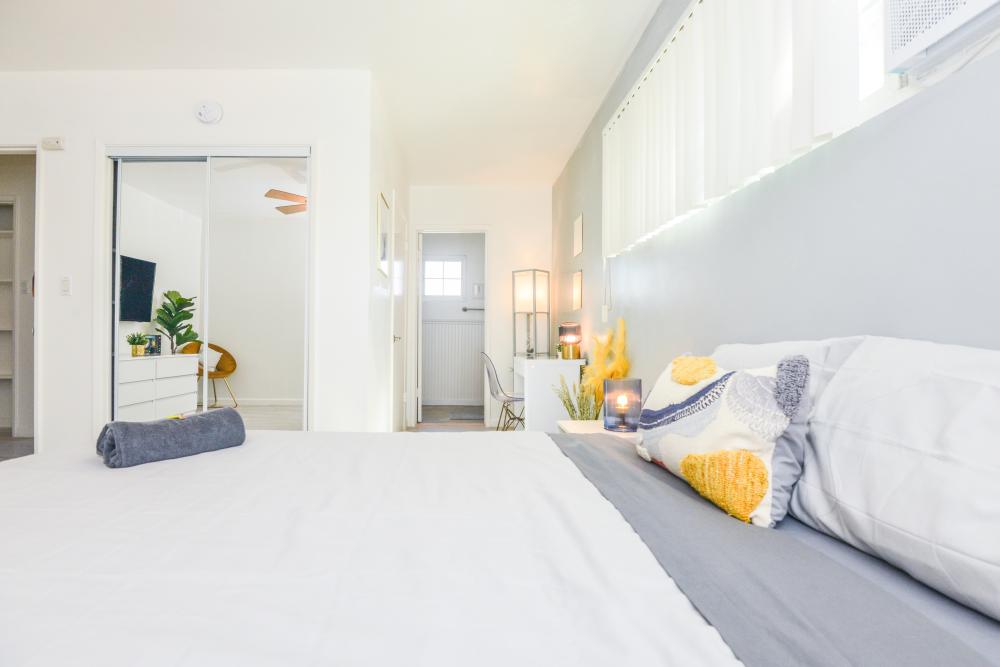 Spacious Private Room with Private Bath in Beverly Hills