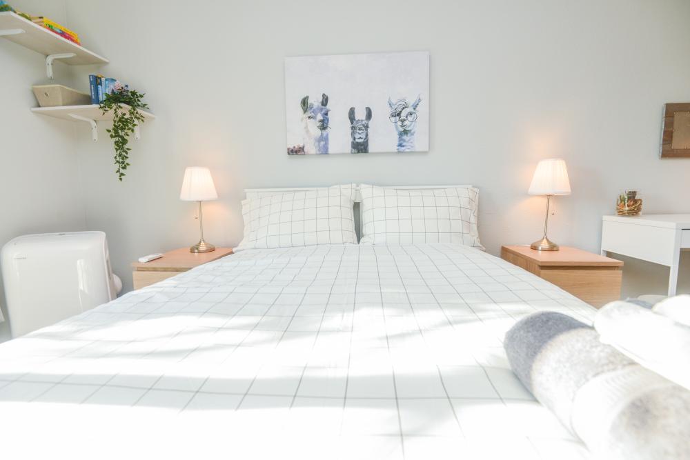 Clean Private Room with Balcony in Culver City area