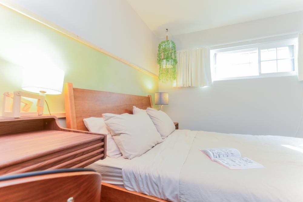 Spacious Private Room with Private Bath in Beverly Hills