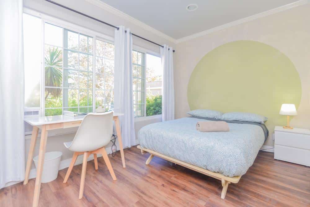 Cozy Bedroom with Private Entry in Beverly Hills