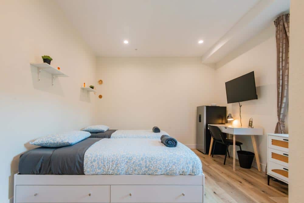 Affordable Shared Room with Semi Private Bath in Mid-City