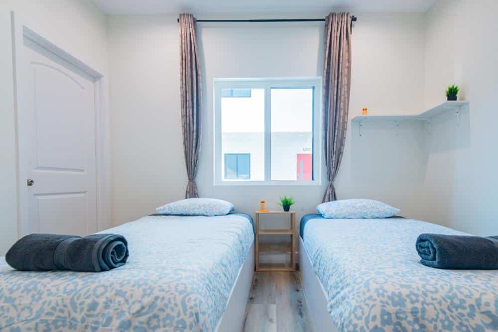 Affordable Shared Room with Semi Private Bath in Mid-City