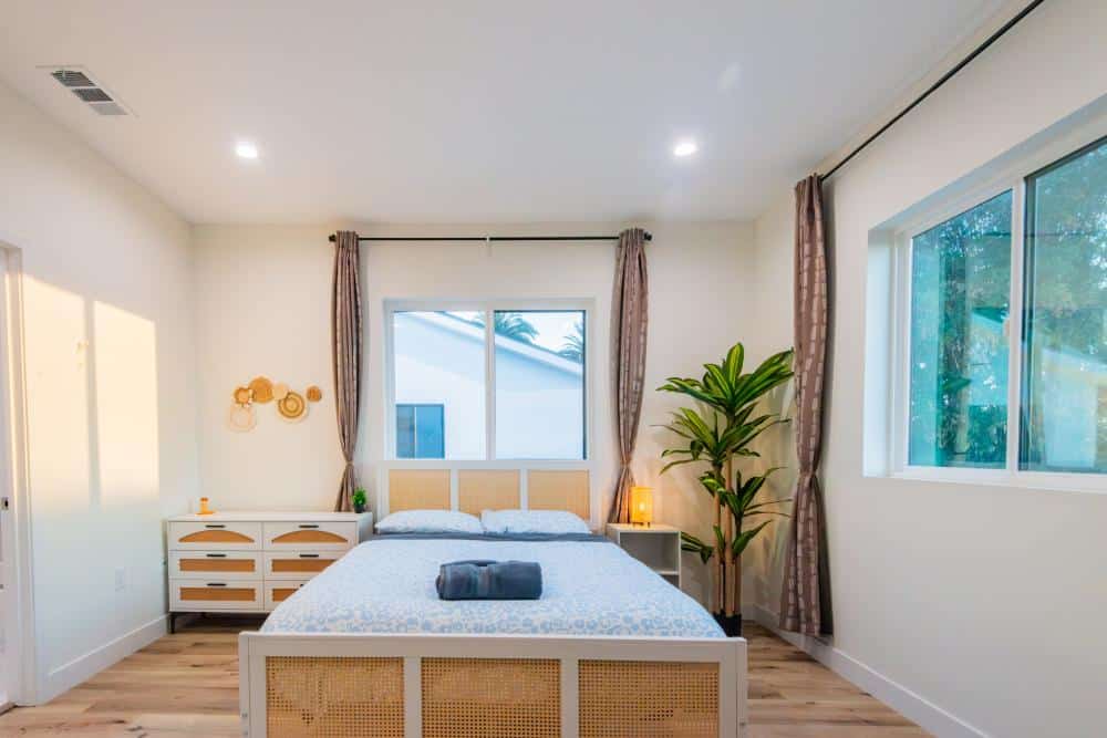 Affordable Private Room with Bath in Mid-City