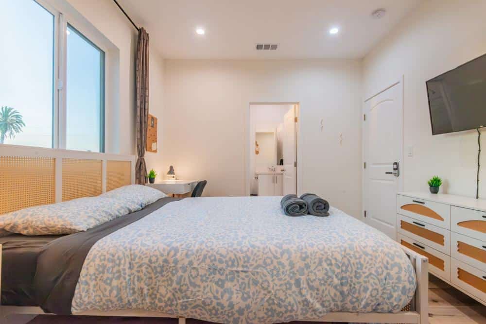 Affordable Private Room with Bath in Mid-City