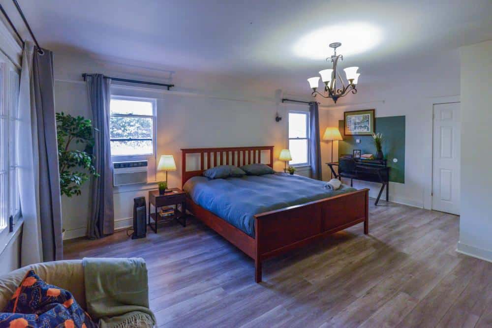 Spacious Private Room with Bath in Korea Town