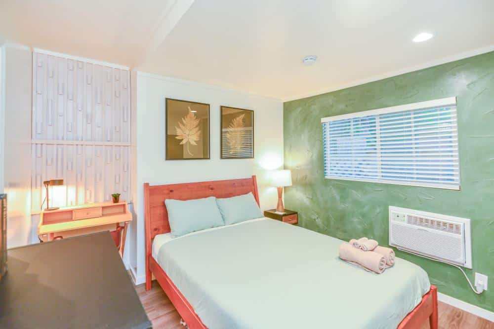 Affordable Private Room with Bath in Hollywood