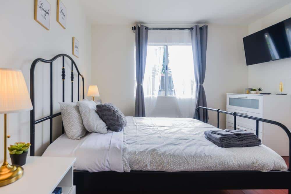 Spacious Private Room in Prime Hollywood