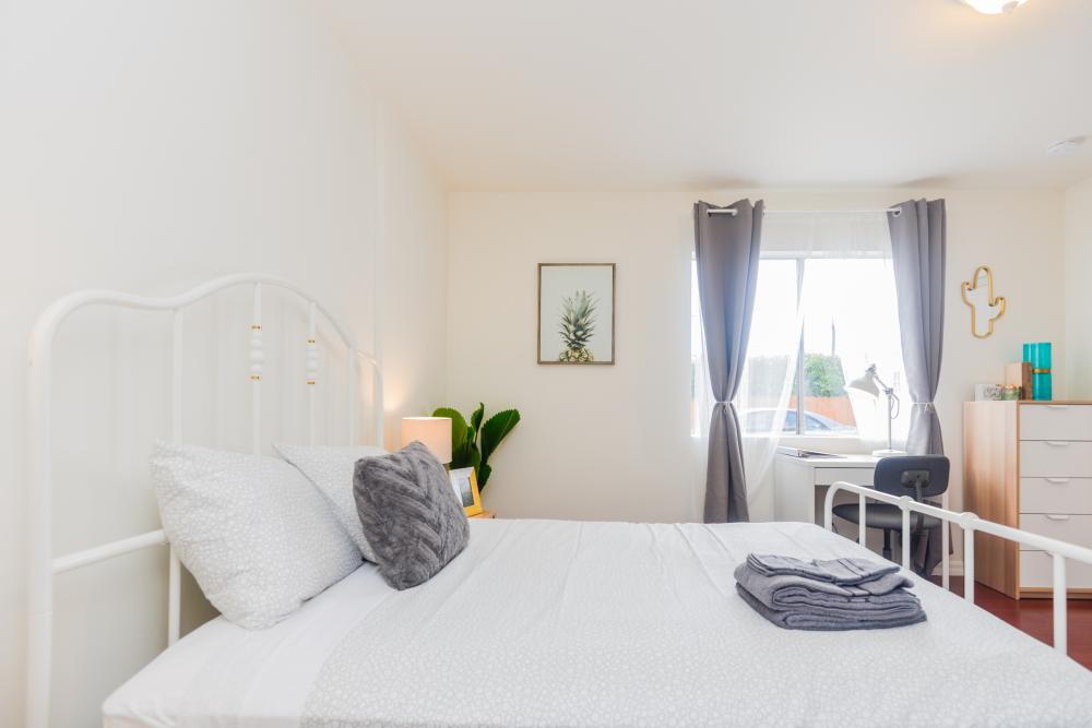 Clean Private Room with Bath in Prime Hollywood